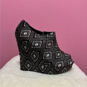 Women’s Cato Size 9 Zip Up Wedges